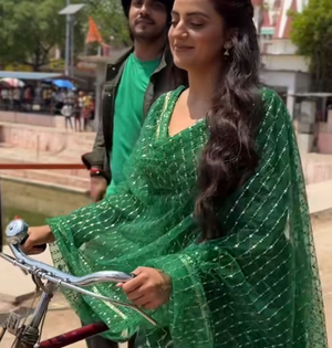 Akshara loves 'Chamkila' track ‘Tu Kya Jaane’; drops BTS pic from ‘Aisa Pati Mujhe De Bhagwan’ | Akshara loves 'Chamkila' track ‘Tu Kya Jaane’; drops BTS pic from ‘Aisa Pati Mujhe De Bhagwan’ Akshara loves 'Chamkila' track ‘Tu Kya Jaane’; drops BTS pic from ‘Aisa Pati Mujhe De Bhagwan’ | Akshara loves 'Chamkila' track ‘Tu Kya Jaane’; drops BTS pic from ‘Aisa Pati Mujhe De Bhagwan’