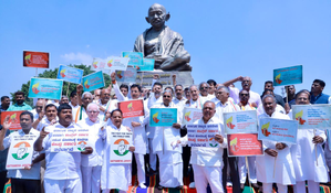 Congress stages protest in K’taka condemning Centre over drought relief | Congress stages protest in K’taka condemning Centre over drought relief