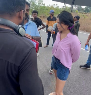 Sunny Leone shoots for untitled Malayalam film in Kerala, video goes viral | Sunny Leone shoots for untitled Malayalam film in Kerala, video goes viral