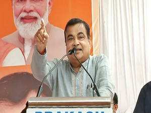 Maharashtra: Nitin Gadkari faints while addressing Yavatmal poll rally; fine now | Maharashtra: Nitin Gadkari faints while addressing Yavatmal poll rally; fine now