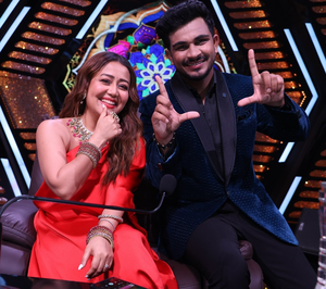 Neha Kakkar grooves with ‘Gulabi Sadi’ hitmaker Sanju Rathod on 'Superstar Singer 3' | Neha Kakkar grooves with ‘Gulabi Sadi’ hitmaker Sanju Rathod on 'Superstar Singer 3'