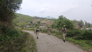 Manipur: Women village volunteers prevent Army from taking away seized arms & ammunition | Manipur: Women village volunteers prevent Army from taking away seized arms & ammunition