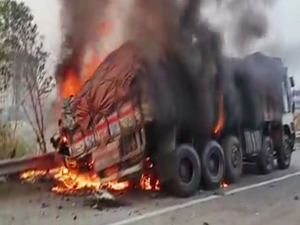 Man burnt alive after car hits truck on Hyderabad's ORR | Man burnt alive after car hits truck on Hyderabad's ORR Man burnt alive after car hits truck on Hyderabad's ORR | Man burnt alive after car hits truck on Hyderabad's ORR