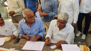 Rajasthan Lok Sabha Election 2024: Gajendra Singh Shekhawat Casts Vote, Makes Voters' Slips Outside Polling Booth in Jodhpur (Watch Video) | Rajasthan Lok Sabha Election 2024: Gajendra Singh Shekhawat Casts Vote, Makes Voters' Slips Outside Polling Booth in Jodhpur (Watch Video)