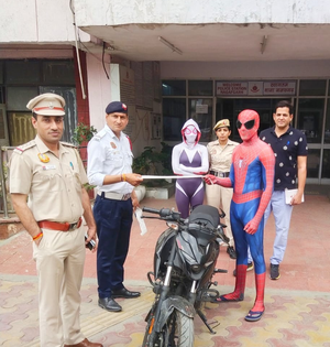 Spiderman Stunt Goes Wrong in Delhi; Two Booked After Video of Dangerous Bike Stunts Goes Viral | Spiderman Stunt Goes Wrong in Delhi; Two Booked After Video of Dangerous Bike Stunts Goes Viral