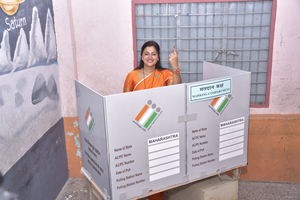 Maha MLA takes MP wife on bike ride to cast vote in Amravati | Maha MLA takes MP wife on bike ride to cast vote in Amravati