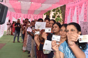 Free haircut, 'mehendi' for women on offer as Maharashtra votes in Phase 2 | Free haircut, 'mehendi' for women on offer as Maharashtra votes in Phase 2