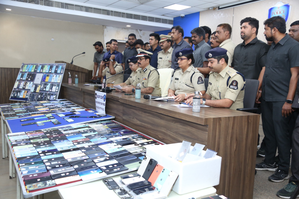 Phone smuggling racket busted in Hyderabad, 5 Sudanese nationals among 17 held | Phone smuggling racket busted in Hyderabad, 5 Sudanese nationals among 17 held