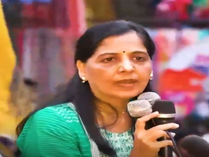 Emotional Start: Sunita Kejriwal's roadshow for LS polls highlights husband's plight | Emotional Start: Sunita Kejriwal's roadshow for LS polls highlights husband's plight