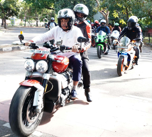 BJP candidate from Chandigarh rides bike to 'speed up' campaign | BJP candidate from Chandigarh rides bike to 'speed up' campaign