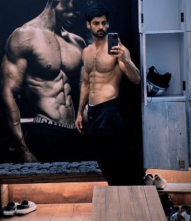 Karan Wahi flaunts his picture-perfect washboard abs in gym mirror selfie | Karan Wahi flaunts his picture-perfect washboard abs in gym mirror selfie