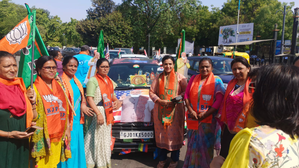 NRIs hold car rally from Ahmedabad to Surat in support of PM Modi | NRIs hold car rally from Ahmedabad to Surat in support of PM Modi