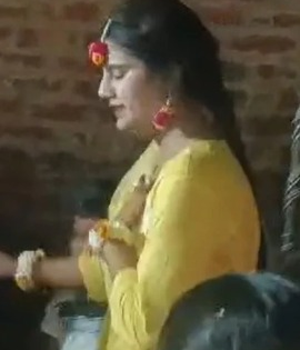Uttar Pradesh: 18-Year-Old Girl Collapsed and Dies While Dancing at Sister’s Wedding in Meerut, End me Video Goes Viral | Uttar Pradesh: 18-Year-Old Girl Collapsed and Dies While Dancing at Sister’s Wedding in Meerut, End me Video Goes Viral