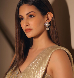 Check Out: Amyra Dastur Shimmers in a Golden Saree; Says ‘Winging It – Life, Eyeliner, Everything’ | Check Out: Amyra Dastur Shimmers in a Golden Saree; Says ‘Winging It – Life, Eyeliner, Everything’