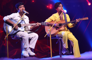 'Superstar Singer 2' winner Mohd Faiz gifts lucky strap to contestant; duo sing 'Tu Milta Hai Mujhe' | 'Superstar Singer 2' winner Mohd Faiz gifts lucky strap to contestant; duo sing 'Tu Milta Hai Mujhe'