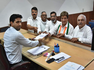 Congress leader Raj Babbar files nomination for Gurgaon LS seat | Congress leader Raj Babbar files nomination for Gurgaon LS seat