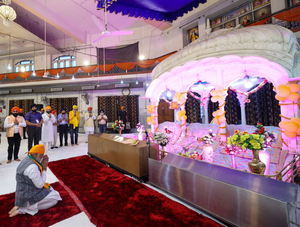 PM Modi prays at Kanpur gurdwara along with CM Yogi | PM Modi prays at Kanpur gurdwara along with CM Yogi