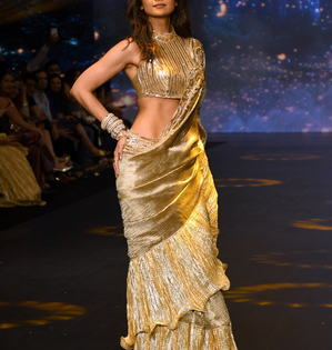 Shilpa says she loves wearing sarees, does pranayam before walking the runway | Shilpa says she loves wearing sarees, does pranayam before walking the runway
