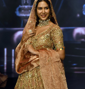 Sonam Bajwa turns into 'royal Punjabi bride’ as she walks the runway in lehenga | Sonam Bajwa turns into 'royal Punjabi bride’ as she walks the runway in lehenga