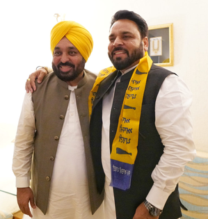 BSP Hoshiarpur Lok Sabha candidate Rakesh Soman joins AAP | BSP Hoshiarpur Lok Sabha candidate Rakesh Soman joins AAP