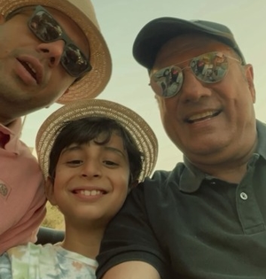 Boman Irani enjoys buggy ride with family on Marine Drive | Boman Irani enjoys buggy ride with family on Marine Drive