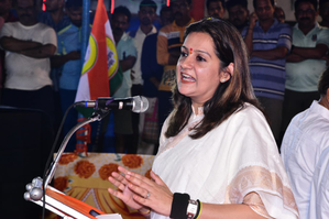 SS (UBT) MP cites film scene to poke Maha CM, his son in Mumbai poll rally | SS (UBT) MP cites film scene to poke Maha CM, his son in Mumbai poll rally SS (UBT) MP cites film scene to poke Maha CM, his son in Mumbai poll rally | SS (UBT) MP cites film scene to poke Maha CM, his son in Mumbai poll rally
