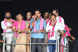 Onions, tomatoes hurled during KTR's roadshow in Nirmal district | Onions, tomatoes hurled during KTR's roadshow in Nirmal district