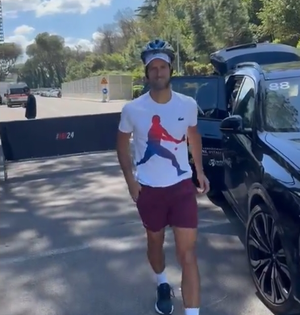 Djokovic wears helmet at Italian Open a day after water bottle falls on his head at venue | Djokovic wears helmet at Italian Open a day after water bottle falls on his head at venue