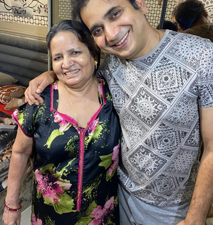 Saanand Verma takes his mom's blessings daily; says she taught him 'good & bad karma' | Saanand Verma takes his mom's blessings daily; says she taught him 'good & bad karma'