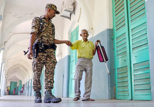 4th phase of polling concludes in Bengal amid reports of violence; 75.66 pc turnout till 5 pm | 4th phase of polling concludes in Bengal amid reports of violence; 75.66 pc turnout till 5 pm