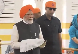 PM Modi serves langar at historic Patna Sahib Gurudwara | PM Modi serves langar at historic Patna Sahib Gurudwara