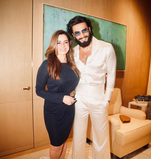 Neelam Kothari's 'smile says it all' as she poses with Ranveer Singh | Neelam Kothari's 'smile says it all' as she poses with Ranveer Singh