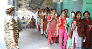 Bengal Polls: Caught on camera, presiding officer removed for giving freehand to Trinamool leaders | Bengal Polls: Caught on camera, presiding officer removed for giving freehand to Trinamool leaders