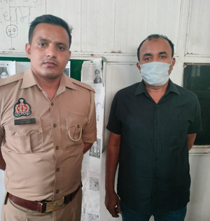Petrol pump assault case: One held, NBW issued against Amanatullah Khan and son | Petrol pump assault case: One held, NBW issued against Amanatullah Khan and son Petrol pump assault case: One held, NBW issued against Amanatullah Khan and son | Petrol pump assault case: One held, NBW issued against Amanatullah Khan and son
