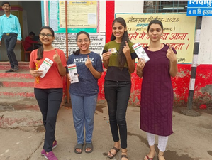62.84 per cent polling in 'peaceful' fourth phase, enthusiastic voters in Srinagar inch close to record | 62.84 per cent polling in 'peaceful' fourth phase, enthusiastic voters in Srinagar inch close to record