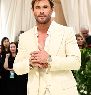 Chris Hemsworth spent his time at Met Gala taking selfies with other guests | Chris Hemsworth spent his time at Met Gala taking selfies with other guests