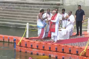PM Modi performs Ganga Pujan, visits Kaal Bhairav temple in Varanasi | PM Modi performs Ganga Pujan, visits Kaal Bhairav temple in Varanasi