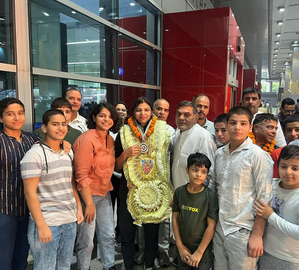 Sakshi Malik accords warm welcome to Nisha Dahiya in Delhi after wrestler earns Paris 2024 quota | Sakshi Malik accords warm welcome to Nisha Dahiya in Delhi after wrestler earns Paris 2024 quota