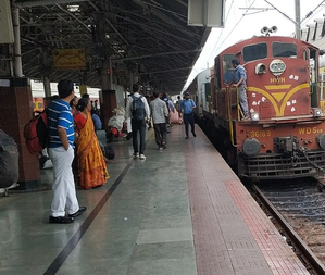 Woman stabbed to death at busy Howrah railway station | Woman stabbed to death at busy Howrah railway station