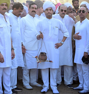 Jyotiraditya Scindia performs last rites of mother Madhavi Raje Scindia in Gwalior | Jyotiraditya Scindia performs last rites of mother Madhavi Raje Scindia in Gwalior Jyotiraditya Scindia performs last rites of mother Madhavi Raje Scindia in Gwalior | Jyotiraditya Scindia performs last rites of mother Madhavi Raje Scindia in Gwalior
