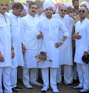 Jyotiraditya Scindia performs last rites of mother Madhavi Raje Scindia in Gwalior | Jyotiraditya Scindia performs last rites of mother Madhavi Raje Scindia in Gwalior