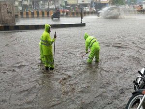 Heavy rainfall lashes Hyderabad, inundates low-lying areas | Heavy rainfall lashes Hyderabad, inundates low-lying areas