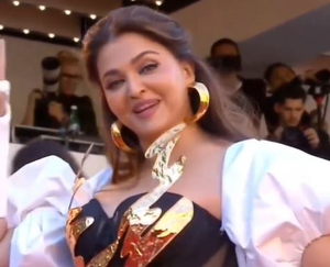 Cannes Film Festival 2024: Aishwarya Rai Slays the Red Carpet in Black & Gold Gown, Despite Injury (Watch Video) | Cannes Film Festival 2024: Aishwarya Rai Slays the Red Carpet in Black & Gold Gown, Despite Injury (Watch Video)