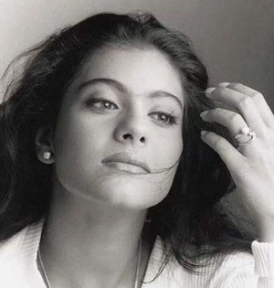 Kajol Travels Back in Time! Shares Mesmerizing Pic from the Pre-Selfie Era (See Tweet) | Kajol Travels Back in Time! Shares Mesmerizing Pic from the Pre-Selfie Era (See Tweet)