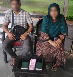 Bangladeshi couple arrested with Rs 2,000 currency notes in Bengal | Bangladeshi couple arrested with Rs 2,000 currency notes in Bengal Bangladeshi couple arrested with Rs 2,000 currency notes in Bengal | Bangladeshi couple arrested with Rs 2,000 currency notes in Bengal