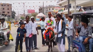 Independent candidate takes donkey ride to campaign in Bihar's Gopalganj | Independent candidate takes donkey ride to campaign in Bihar's Gopalganj