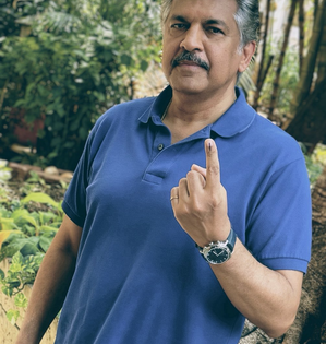 Ratan Tata, Kumar Mangalam Birla, Anand Mahindra vote for development | Ratan Tata, Kumar Mangalam Birla, Anand Mahindra vote for development Ratan Tata, Kumar Mangalam Birla, Anand Mahindra vote for development | Ratan Tata, Kumar Mangalam Birla, Anand Mahindra vote for development