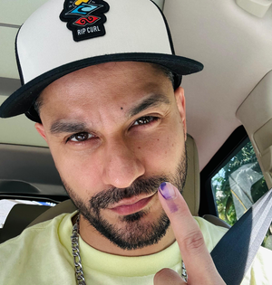 Kunal Kemmu drives for an hour from Bandra to Mira Road to cast his vote with parents | Kunal Kemmu drives for an hour from Bandra to Mira Road to cast his vote with parents