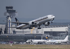 One dead, more than 30 injured on turbulent Singapore Airlines flight | One dead, more than 30 injured on turbulent Singapore Airlines flight