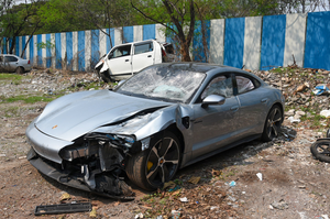 Porsche crash row: Fadnavis rushes to Pune police chief's office, says police acted correctly | Porsche crash row: Fadnavis rushes to Pune police chief's office, says police acted correctly